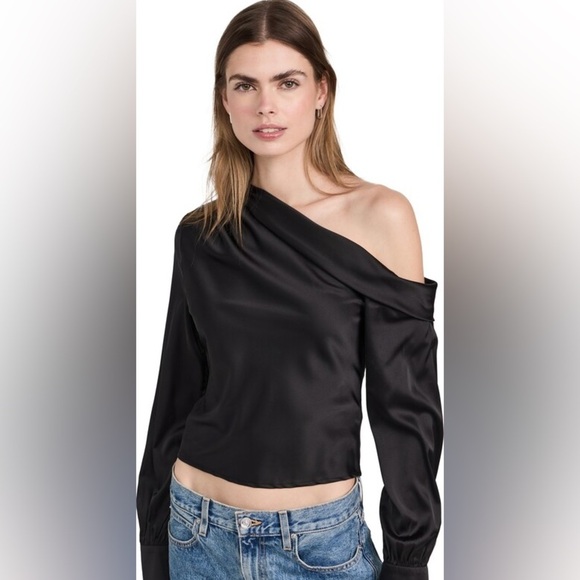 Brand: Lioness
Women's Daydream Off Shoulder Top
Color Ónix - Picture 1 of 13